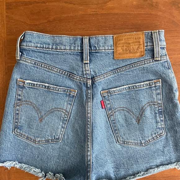Levi’s Ribcage Shorts size 26 - Picture 2 of 4